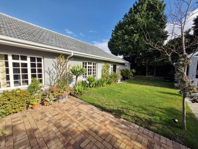 To Let 4 Bedroom Property for Rent in Kreupelbosch Western Cape